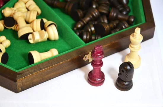 Chess The Game - Schaakspel Voor 3 Personen - Middelgroot Formaat - Uniek Schaakspel! 4 Chess The Game - Schaakspel Voor 3 Personen - Middelgroot Formaat - Uniek Schaakspel! - Afbeelding 2