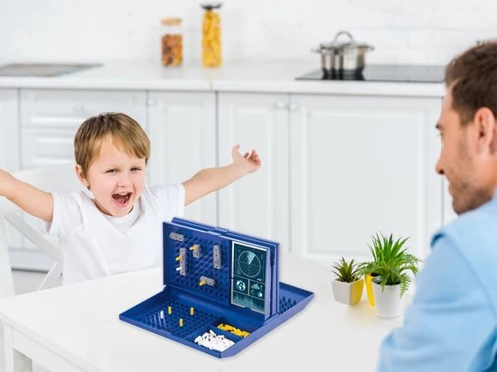 999 Games & Hasbro Gaming 3 Bordspellen - Cluedo - Zeeslag - Wie Is Het - Kaartspellen - Reisspel - Gezelschapspel - Familie - Volwassenen - Kinderen - Hasbro - Grafix - Sinterklaas - Kerst 6 999 Games & Hasbro Gaming 3 Bordspellen - Cluedo - Zeeslag - Wie Is Het - Kaartspellen - Reisspel - Gezelschapspel - Familie - Volwassenen - Kinderen - Hasbro - Grafix - Sinterklaas - Kerst - Afbeelding 4