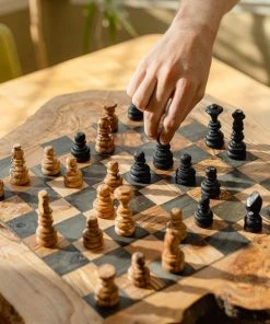 Schaakset Olijfolie & Honing Met Laden - Schaakspel - Schaakstukken - Schaakbord - Schaken - Bordspel - Handgemaakt - Hout - Zwart - Volwassenen & Kinderen - 35 X 35 X 8,5 Cm -klassieke-spellen Winkel 550x825 8